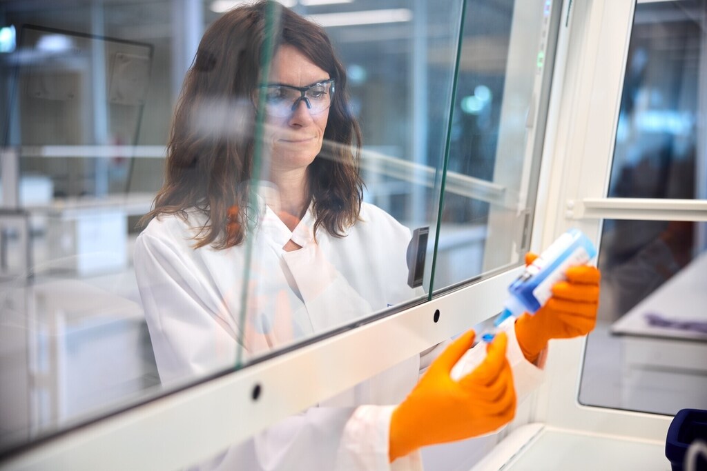 Un profesional médico realiza una prueba que ilustra la necesidad de mejorar los resultados de salud de las mujeres.