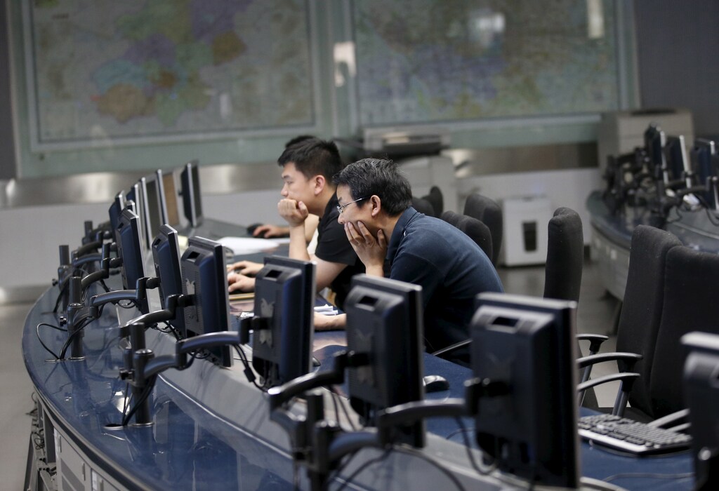 Staff members of the Beijing Municipal Environmental Protection Monitoring Center work in a monitoring room of the air quality forecast and warning center in Beijing, China, May 21, 2015.