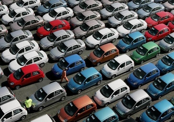 Cars from China arrive at the Valparaiso port 85 miles (137km) northwest of Santiago, Chile August 31, 2006. Chile and China signed a free trade agreement in November 2005 making it the first free agreement China signed with a Latin American country. REUTERS/Eliseo Fernandez(CHILE)