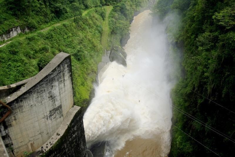 General view of hydroelectric dam Cachi in Ujarras de Cartago, 60 miles of San Jose, Costa Rica, May 25, 2007. Green trail-blazer Costa Rica is drawing up plans to cut its net greenhouse gas emissions to zero before 2030, the government said on Thursday, and aims to be the first nation to offset all its carbon.