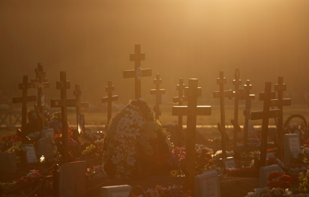 A view shows crosses, tombs and wreaths in the special purpose section of a graveyard for the coronavirus disease (COVID-19) victims on the outskirts of Saint Petersburg, Russia November 6, 2020. REUTERS/Anton Vaganov - RC2MXJ9AXKBJ