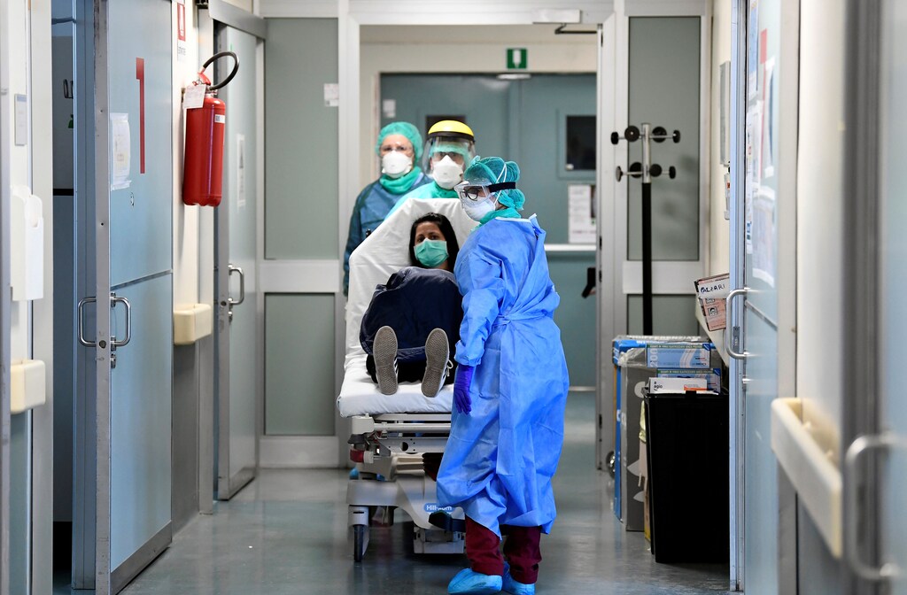 A patient suffering from the coronavirus disease (COVID-19) is treated at the Cernusco sul Naviglio hospital in Milan, Italy, April 7, 2020. REUTERS/Flavio Lo Scalzo - RC2SZF9O3XFQ