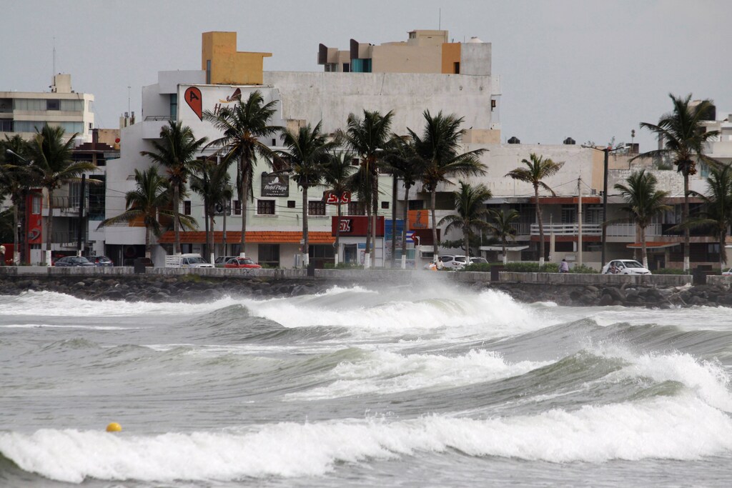 Waves break over the sea wall ahead of Hurricane Katia in Veracruz, Mexico, September 7, 2017. REUTERS/Victor Yanez - RC1EB0636500