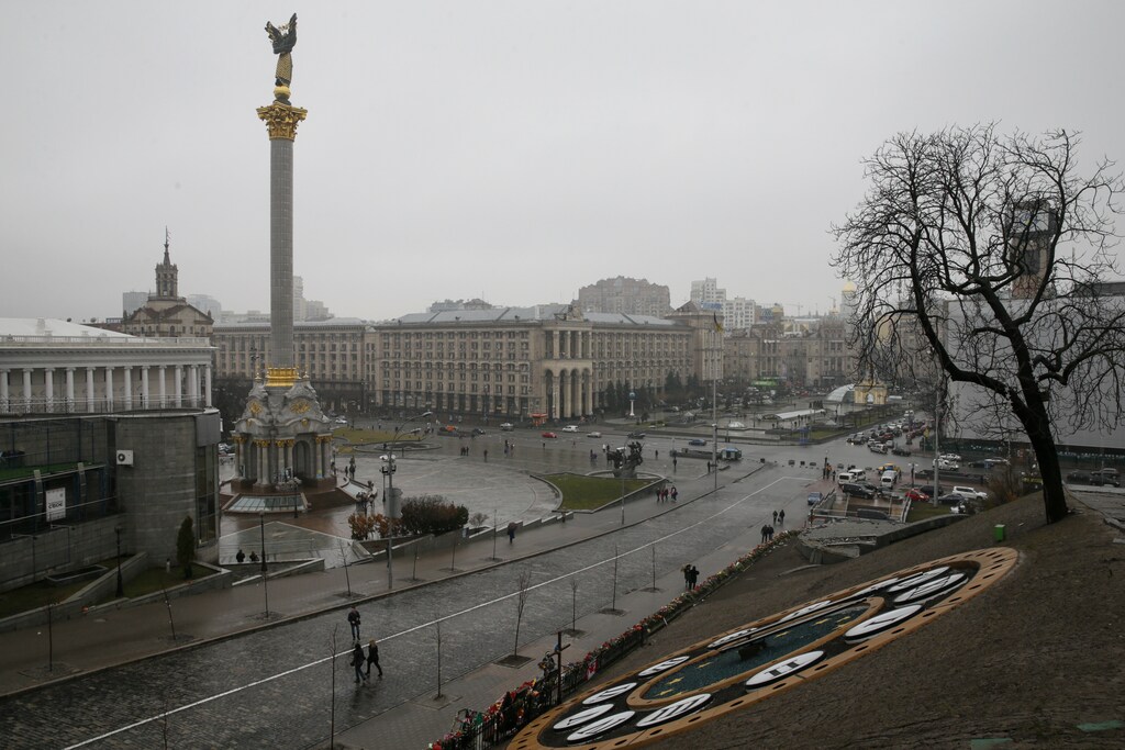 A general view shows the Independence Square (Maidan Nezalezhnosti) on rainy day in Kiev, Ukraine, February 25, 2016. REUTERS/Valentyn Ogirenko - RTS9A1D