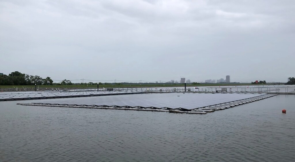 world-largest-floating-solar-panel-farms-in-Singapore