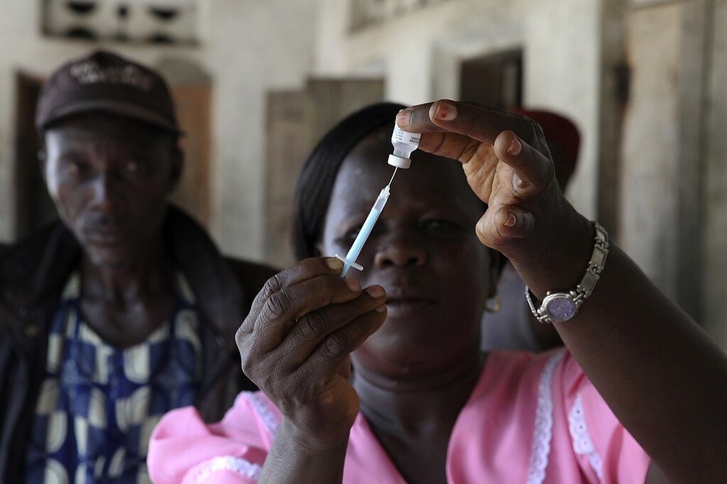 A health worker draws a dosage of vaccine into a syringe during a house call in the village of Kandor outside the town of Bo in the southeast region of the West African country May 24, 2011. Photo taken May 24, 2011. REUTERS/Simon Akam (SIERRA LEONE - Tags: HEALTH POLITICS) - RTR2MW7I