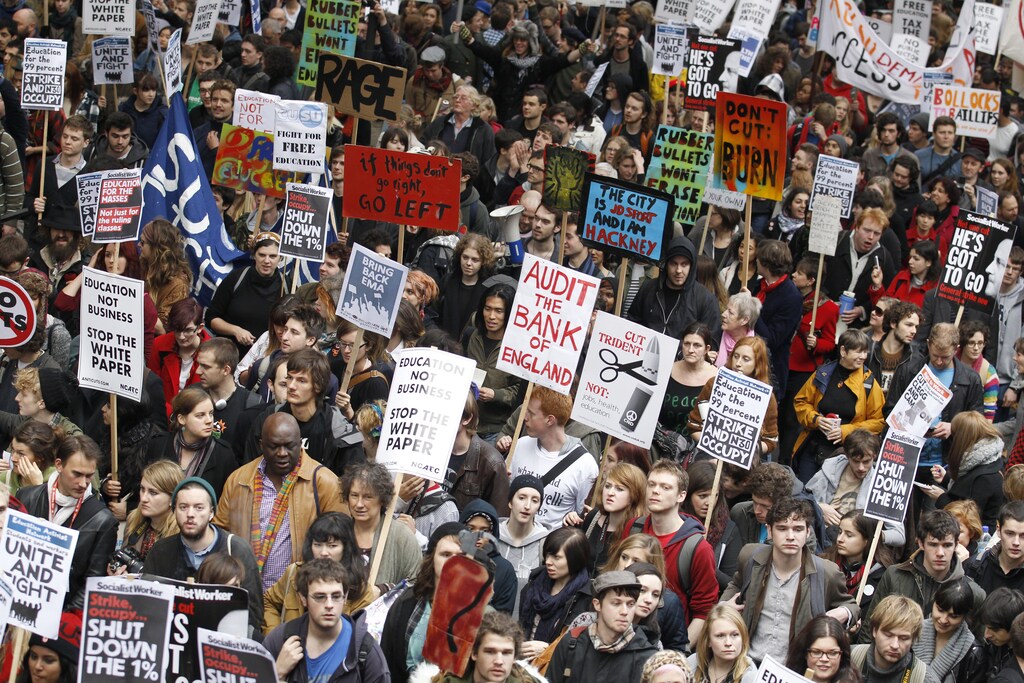 Demonstrators march through central London November 9, 2011. Students marched through London on Wednesday in the latest display of anger against the government's austerity measures, with police promising a larger presence to prevent any repeat of the violence and rioting seen during the last year. REUTERS/Suzanne Plunkett (BRITAIN - Tags: CONFLICT POLITICS EDUCATION SOCIETY) - RTR2TSBU