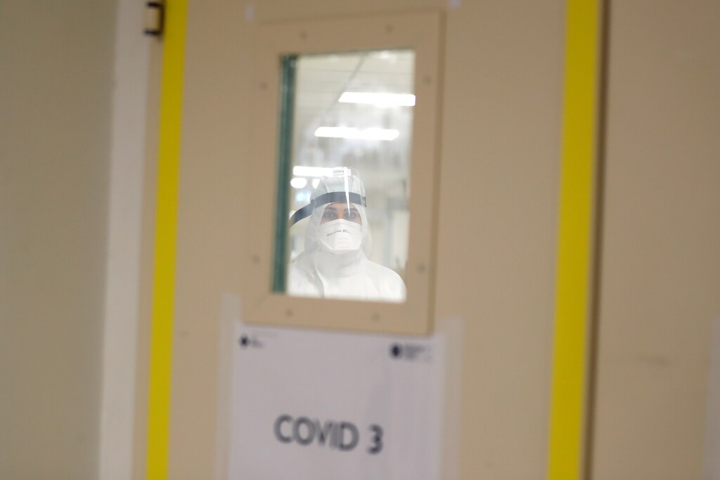 A medical worker is seen inside the pre-intensive care unit for coronavirus disease (COVID-19) at the San Filippo Neri hospital in Rome, Italy, October 29, 2020. REUTERS/Yara Nardi - RC2DSJ9CZOXB