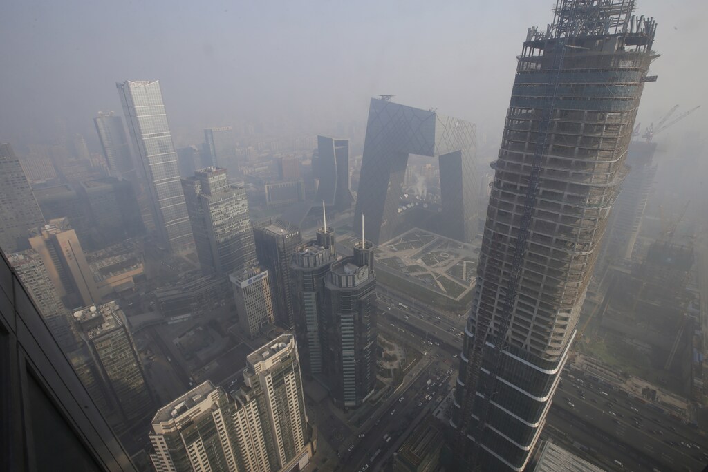 Buildings are pictured amid the smog in Beijing's central business district, China, December 21, 2015. Picture taken on December 21, 2015. To match CHINA-ECONOMY/GDP REUTERS/Jason Lee - RTX22ZCE