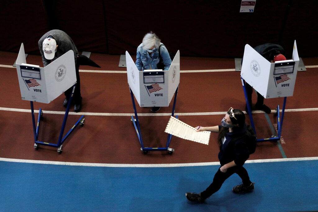 Voters fill out ballots in booths after waiting several hours in line during early voting in the Brooklyn borough of New York City, New York, U.S., October 27, 2020. REUTERS/Mike Segar - RC29RJ9W65LP