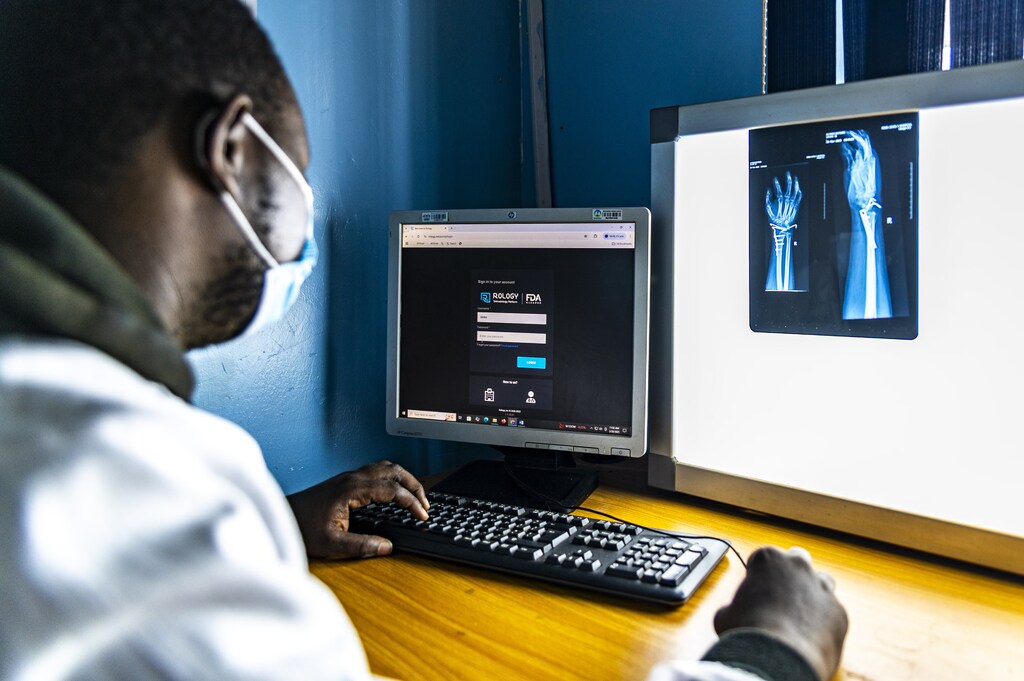 Un médico analiza imágenes de diagnóstico en una pantalla.