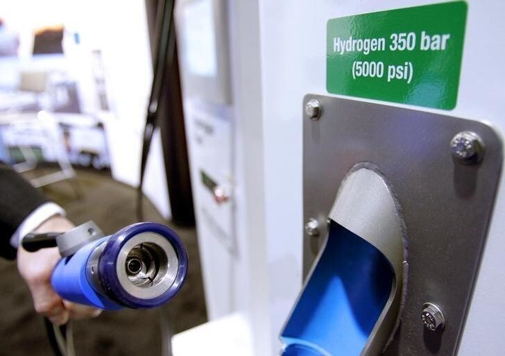 A hydrogen pump is displayed at the National Hydrogen Association's (NHA) annual convention in Long Beach, California March 13, 2006. The NHA promotes and supports the transition to hydrogen as an alternative energy source. REUTERS/Mario Anzuoni