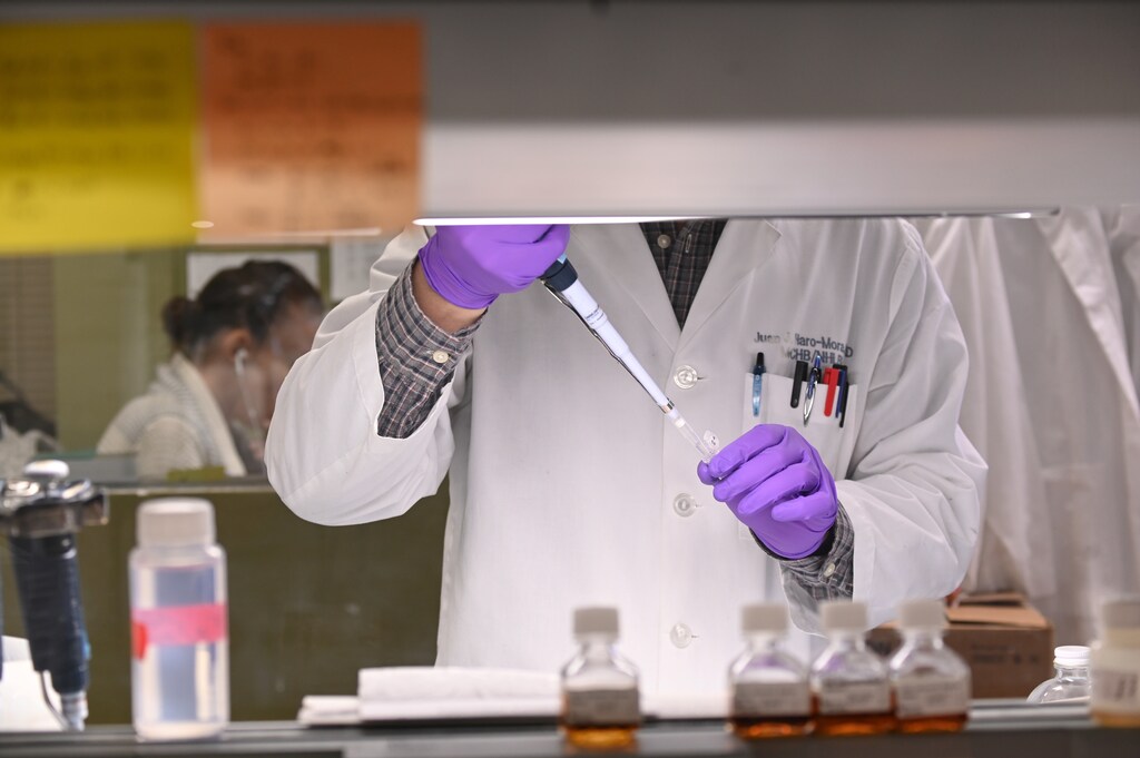 A researcher works in Dr. John Tisdale's lab at the National Institutes of Health after the agency announced a breakthrough in sickle cell anemia research in Bethesda, U.S. March 11, 2019. REUTERS/Erin Scott - RC1CF52F10B0