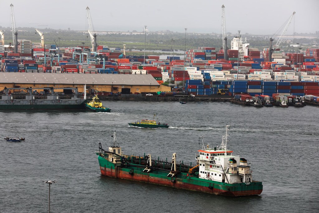 La vista del puerto se ve desde la azotea de la capital comercial de Nigeria, Lagos, Nigeria, 16 de marzo de 2020: Nigeria podría liderar la transición de África Occidental hacia la electrificación de su sector de transporte de contenedores.