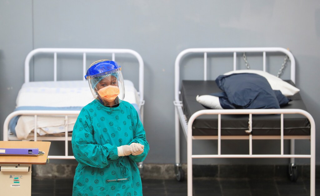 A health worker walks between beds at a temporary field hospital set up by Medecins Sans Frontieres (MSF) during the coronavirus disease (COVID-19) outbreak in Khayelitsha township near Cape Town, South Africa, July 21, 2020. REUTERS/Mike Hutchings - RC2QXH9ODBIK