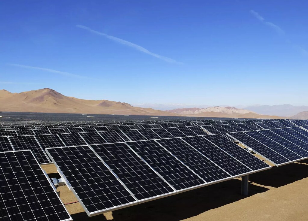 Paneles solares fotografiados en el desierto de Atacama.