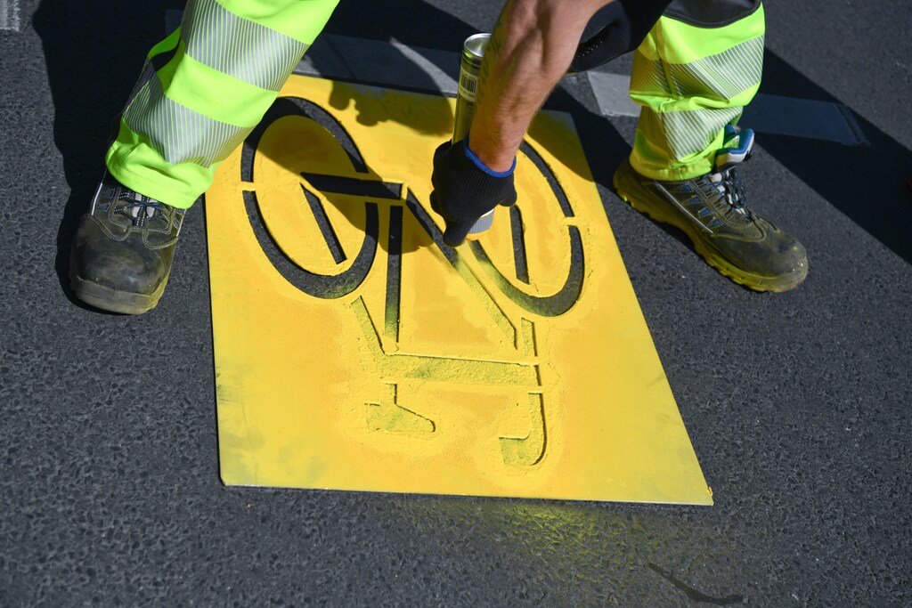 Un trabajador del distrito de Friedrichshain-Kreuzberg construye carriles bici temporales debido a la disminución del tráfico de automóviles, mientras continúa la propagación de la enfermedad coronavirus (COVID-19) en Berlín, Alemania, el 9 de abril de 2020.