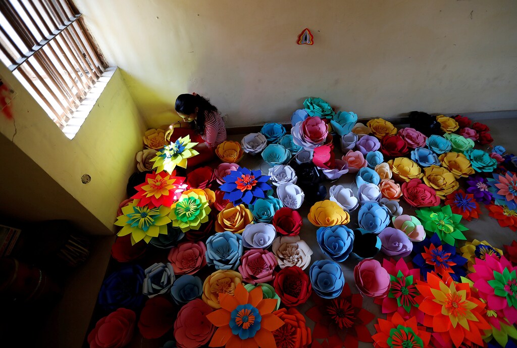 An inmate at Tihar Jail, the largest complex of prisons in South Asia, makes decorations for an event to mark International Women's Day in New Delhi, India March 7, 2018. REUTERS/Cathal McNaughton TPX IMAGES OF THE DAY - RC18C3FFBB90