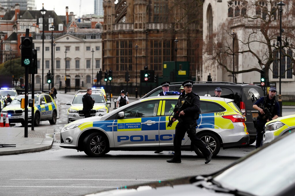 Armed police respond outside Parliament during an incident on Westminster Bridge in London, Britain March 22, 2017. REUTERS/Stefan Wermuth - RTX329HZ
