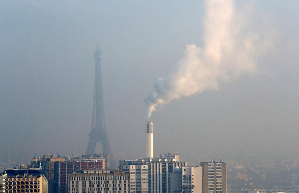 A view from the AirParif Generali balloon shows the Eiffel Tower through a small-particle haze as air pollution levels rise in Paris, France, January 23, 2017. REUTERS/Philippe Wojazer - RC128973E9C0