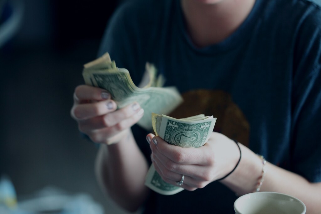「すべての人に無条件で、最低限の生活を営むのに必要な現金を支給する社会保障制度」であるベーシックインカム。