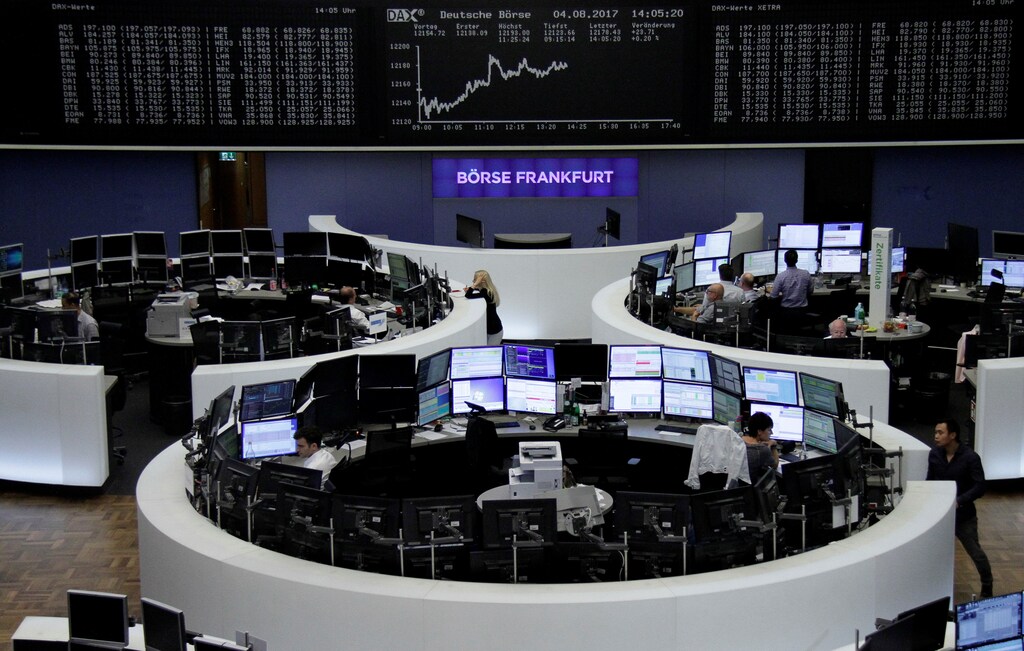 Traders work in front of the German share price index, DAX board, at the stock exchange in Frankfurt, Germany, August 4, 2017. REUTERS/Staff/Remote - RTS1ADCU
