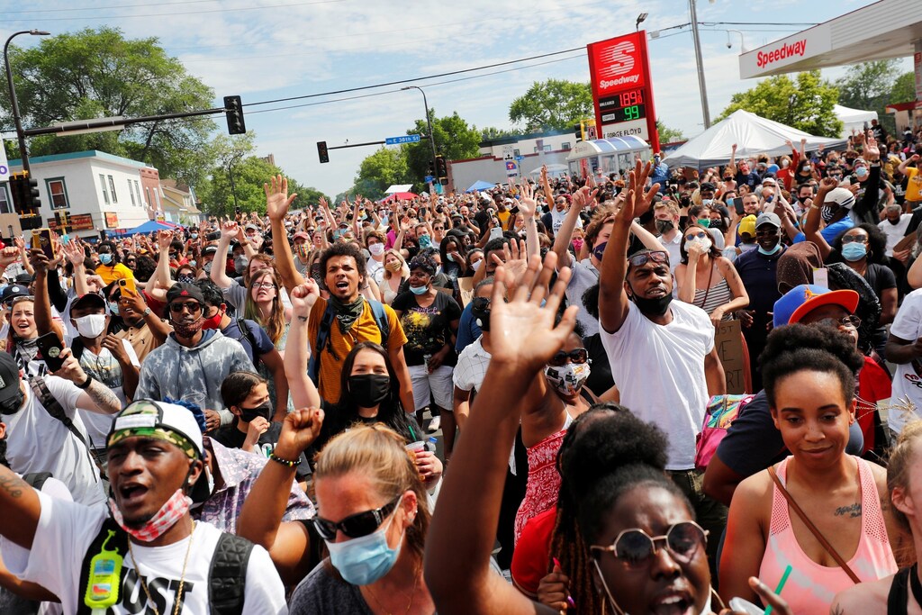 Protesters gather to memorialize George Floyd, who died in Minneapolis police custody, at the scene of his arrest in Minneapolis, Minnesota, U.S. June 4, 2020. REUTERS/Adam Bettcher - RC2O2H9R6NZP