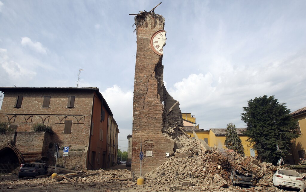 The old tower is seen collapsed after an earthquake in Finale Emilia May 20, 2012. A strong earthquake rocked a large swathe of northern Italy early on Sunday, killing at least three people and causing serious damage to the area's cultural heritage. The epicentre of the 6.0 magnitude quake, the strongest to hit Italy in three years, was in the plains near Modena in the Emilia-Romagna region of the Po River Valley. REUTERS/Giorgio Benvenuti ( ITALY - Tags: DISASTER ENVIRONMENT TPX IMAGES OF THE DAY) - GM1E85K1A5S01