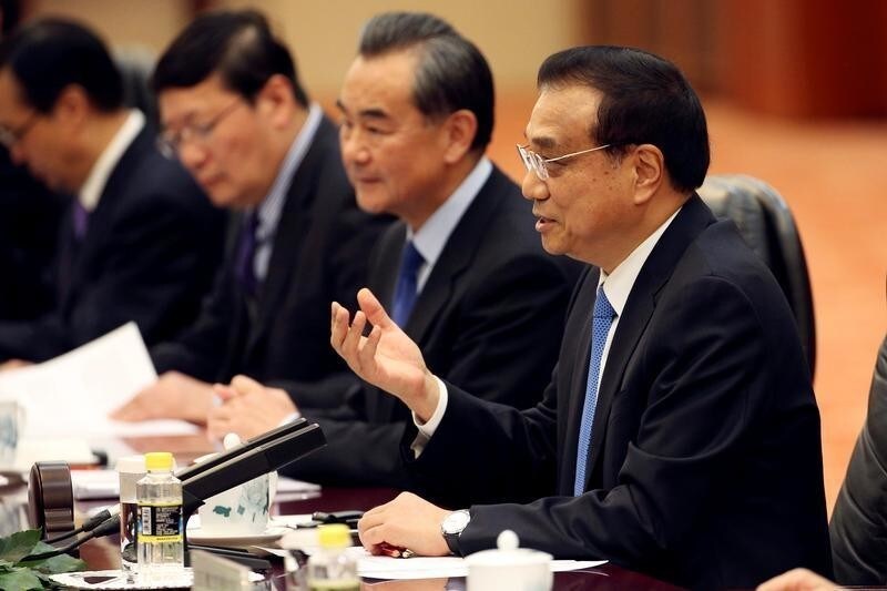 Chinese Premier Li Keqiang (R) gestures as he speaks during the meeting with Philippines President Rodrigo Duterte at the Great Hall of the People in Beijing, China, October 20, 2016. REUTERS/ Wu Hong/ Pool - D1BEUIARMSAA