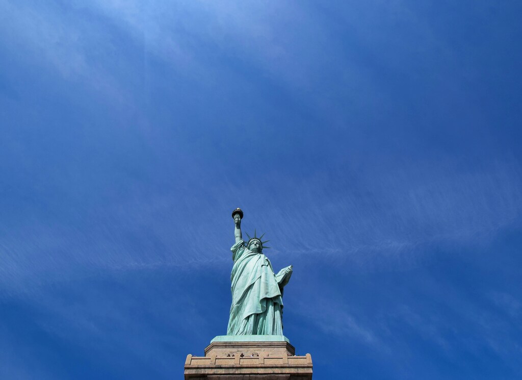 La Estatua de la libertad con un cielo azul de fondo: Cada mes de septiembre, los líderes de la naturaleza y la crisis climática acuden a Nueva York para celebrar la Semana del Clima.