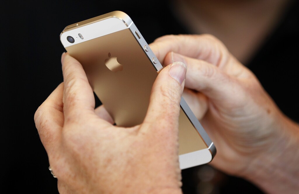 The gold colored version of the new iPhone 5S is seen after Apple Inc's media event in Cupertino, California September 10, 2013. REUTERS/Stephen Lam (UNITED STATES - Tags: BUSINESS SCIENCE TECHNOLOGY BUSINESS TELECOMS) - TB3E99A1J4PBE
