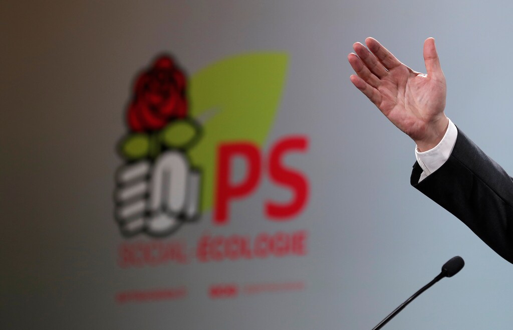 The hand of French Socialist Party First Secretary Jean-Christophe Cambadelis is seen as he gestures during the New Year news conference at their rue de Solferino headquarters in Paris, France, January 4, 2017. REUTERS/Christian Hartmann - RTX2XHKC