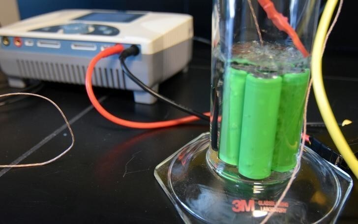 Lithium batteries boil in Novec, a non-conductive, non-flammable liquid that 3M hopes to sell automakers to cool batteries and extend the range of dozens of new electric vehicle models in the future, in St. Paul, Minnesota, U.S., February 14, 2018. Picture taken February 14, 2018. REUTERS/Nick Carey