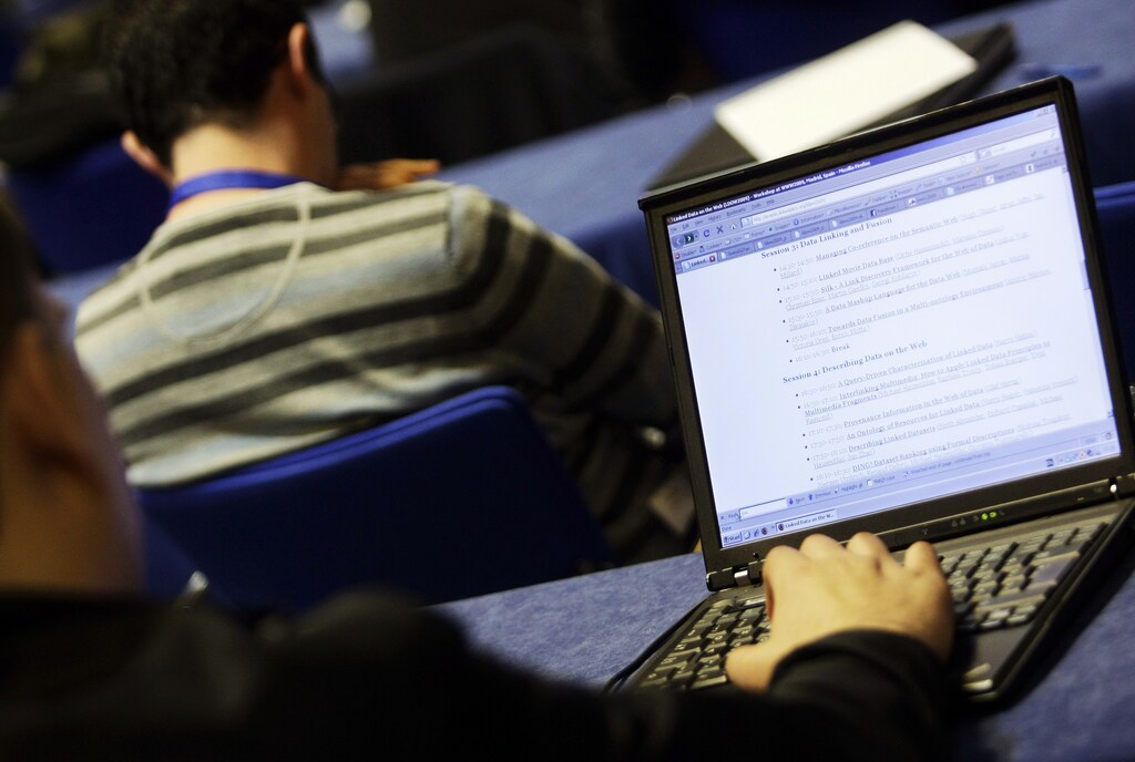 People attend a workshop on the first day of the 18th World Wide Web Conference in Madrid April 20, 2009. The conference starts today and will last until April 24th. REUTERS/Susana Vera (SPAIN BUSINESS SOCIETY) - GM1E54K1MPX01