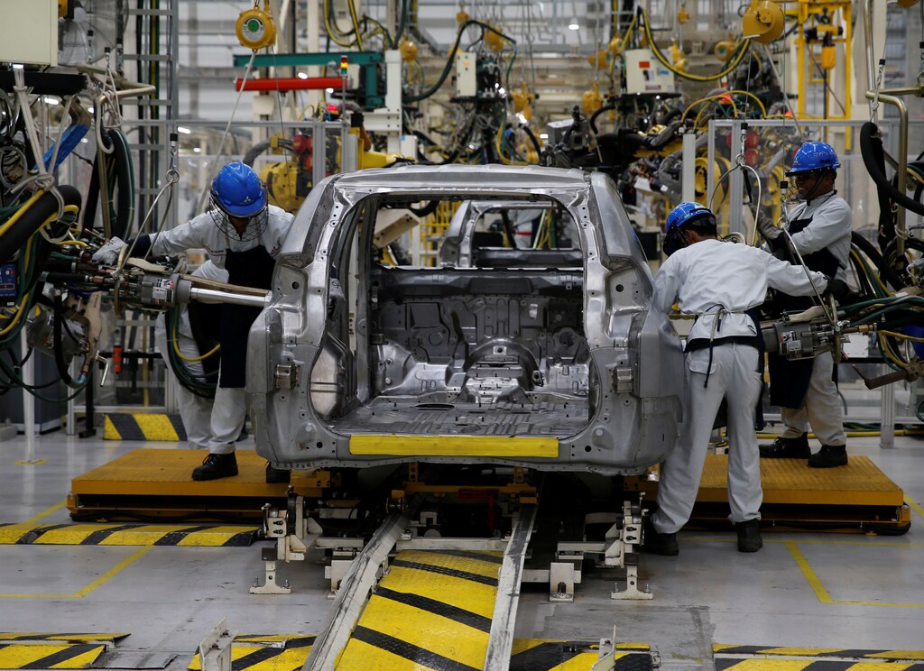 Workers are seen assembling a Mitsubishi Pajero at the Mitsubishi car factory in Bekasi, West Java province, Indonesia April 25, 2017. REUTERS/Beawiharta - RTS13SDR