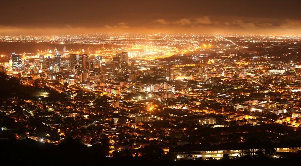 Streetlights illuminate the central business district in Cape Town, South Africa, March 17, 2019. REUTERS/Mike Hutchings - RC1FE4EF2A70