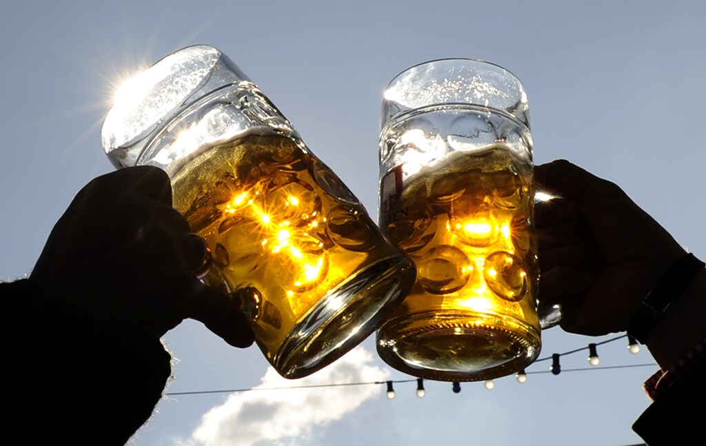 Visitors toast each other on a sunny day during Oktoberfest in Munich, September 27, 2008. Millions of beer drinkers from around the world will come to the Bavarian capital Munich for the world's biggest and most famous beer festival, "Oktoberfest", that runs until October 5. REUTERS/Kai Pfaffenbach (GERMANY) - GM1E49S0FJP01