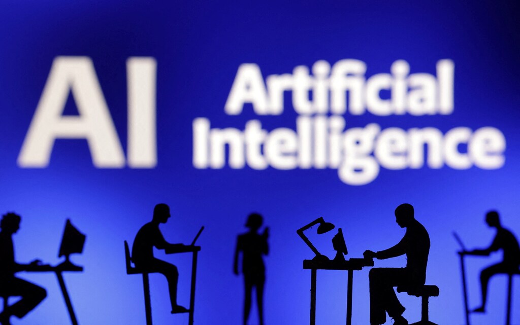 Muñequitos trabajan en computadores dónde se leen las palabras "Inteligencia Artificial AI"