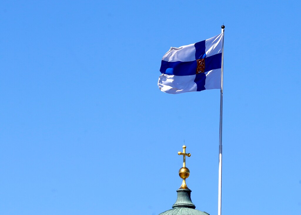 Finland's presidential standard flutters over his residence in Helsinki, Finland, May 3, 2017. REUTERS/Ints Kalnins - RTS151LL