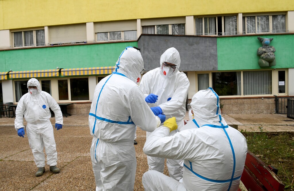 Trabajadores sanitarios se preparan para limpiar el hogar de ancianos donde una mujer murió y varios residentes y cuidadores han sido diagnosticados con la enfermedad coronavirus (COVID-19) en Grado, Asturias, España 20 de marzo de 2020.