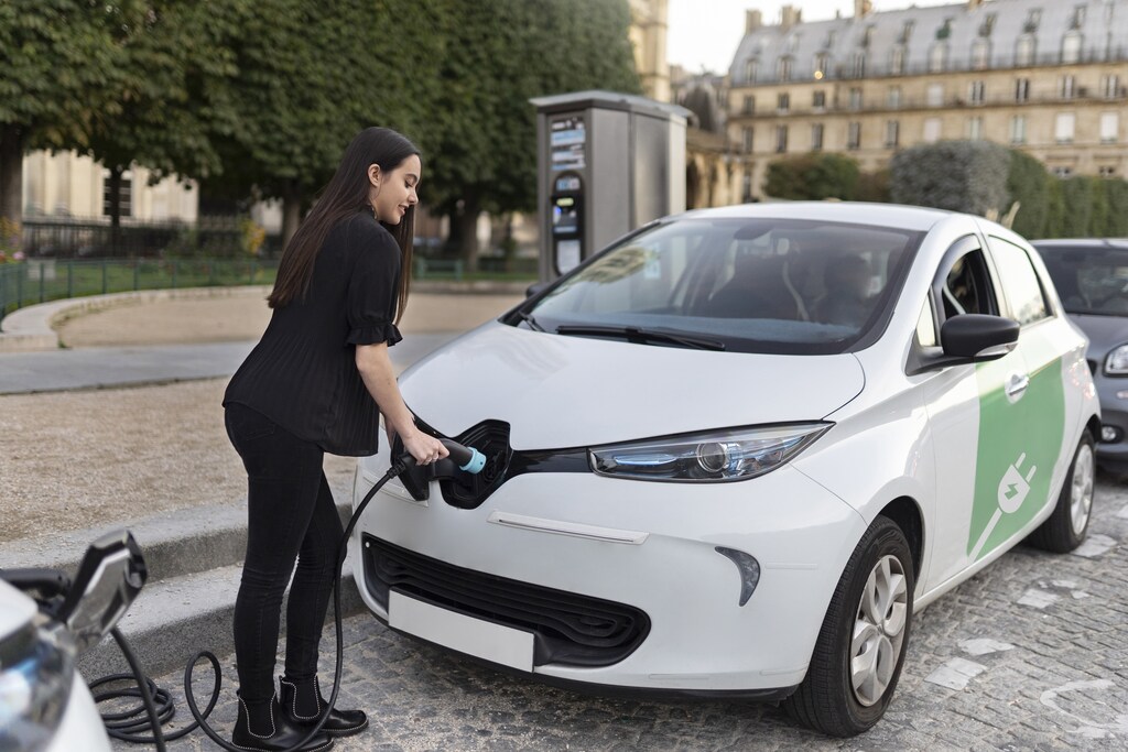 Los vehículos eléctricos (VE) son cruciales para reducir las emisiones en las ciudades y conseguir un aire más limpio para sus habitantes.
