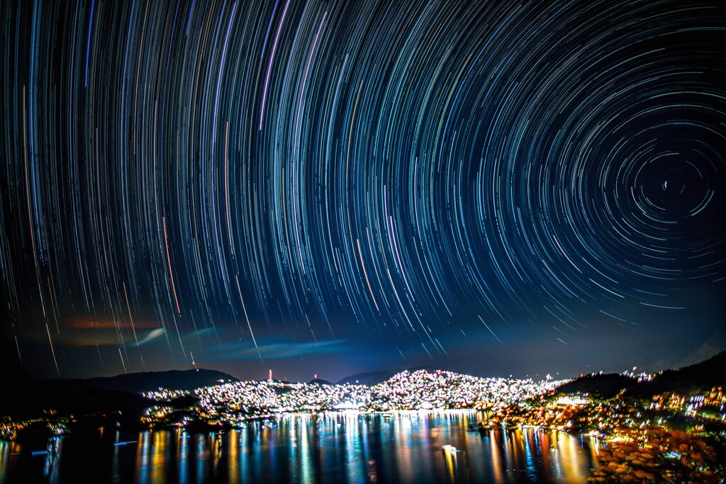 Una foto timelapse de Zihuatanejo, México, que ilustra el rápido crecimiento potencial de Web3 en la región.