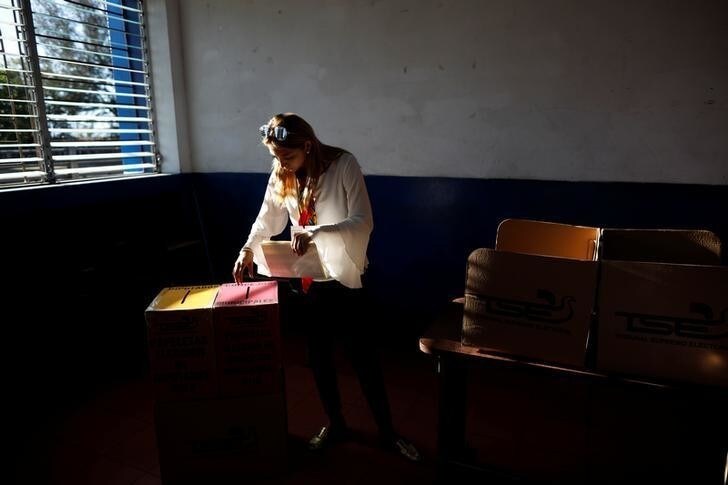 A woman casts her vote during the municipal and parliamentary elections at a polling station in San Salvador, El Salvador, March 4, 2018. REUTERS/Jose Cabezas
