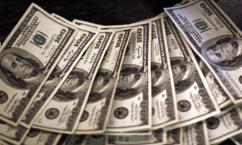 Four thousand U.S. dollars are counted out by a banker counting currency at a bank in Westminster, Colorado November 3, 2009. REUTERS/Rick Wilking (UNITED STATES BUSINESS) - WASE5B4190501