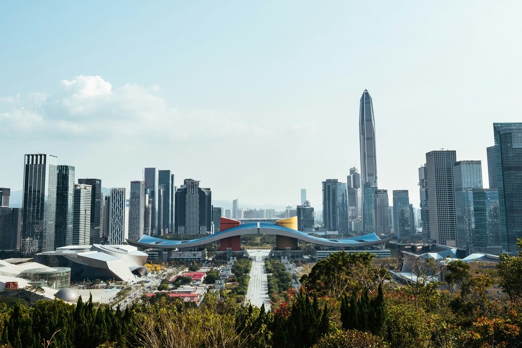 Imagen de Shenzhen, que muestra la densa infraestructura urbana e industrial característica de los clústeres tecnológicos en China.