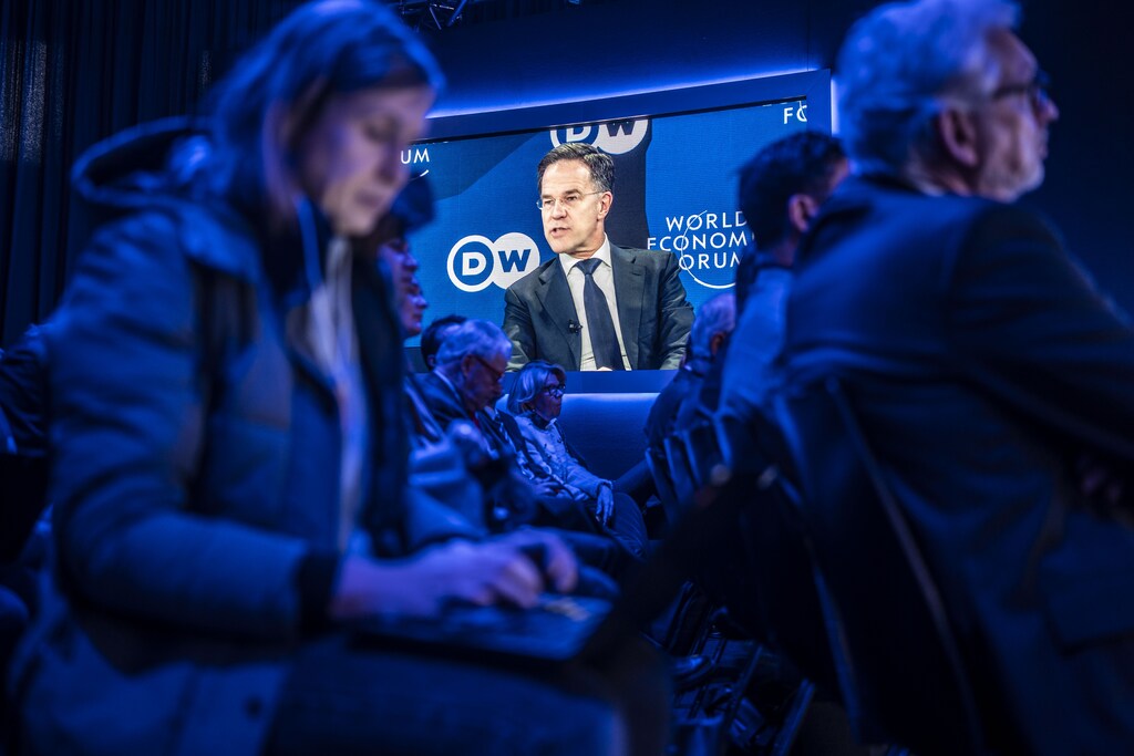 フィンランドのアレクサンダー・スタッブ大統領、ポーランドのカロル・ナブロツキ大統領、北大西洋条約機構（NATO）事務総長のマルク・ルッテ氏（ブリュッセル）、欧州投資銀行総裁のナディア・カルヴィーニョ氏（ルクセンブルク）、サノフィCEOのポール・ハドソン氏（フランス）、ドイツ公共放送ドイチェ・ヴェレ特派員のサラ・ケリー氏（米国）が出席する「欧州は自衛できるか？」セッション。2026年1月21日、スイスのダボス・クロスタースで開催された世界経済フォーラム年次総会2026の午前10時15分から11時まで、会議センター・サナダ（ゾーンE）、ステークホルダー対話（欧州／防衛）。© 2026 世界経済フォーラム。© 2026 世界経済フォーラム。著作権：世界経済フォーラム／ヴァレリアーノ・ディ・ドメニコ