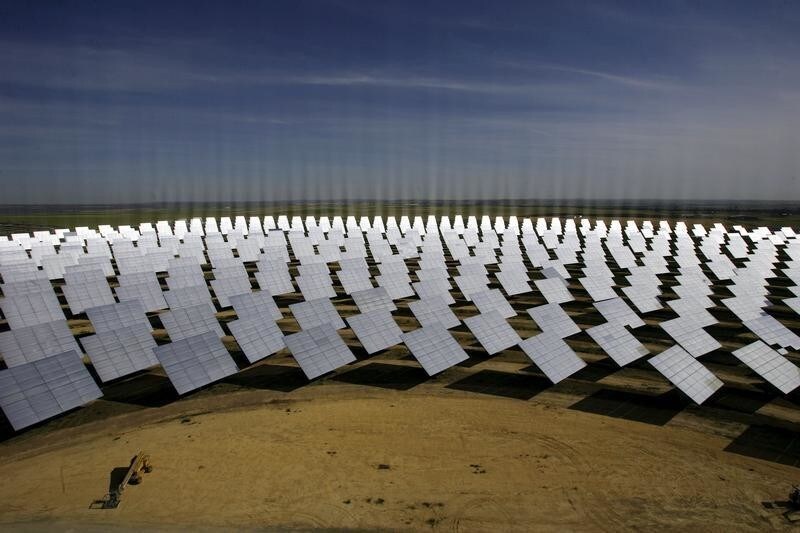 A general view shows a soon-to-be completed solucar solar park at Sanlucar La Mayor, near Seville, May 16, 2007. The first of two solar thermal power plants uses mirrors to concentrate the sun's rays onto the top of a 100 metre (300 foot) tower where it produces steam to drive a turbine. The lines in the photograph are due to reflections on the solar panels. REUTERS/Javier Barbancho (SPAIN) - GM1DVGTNAWAA