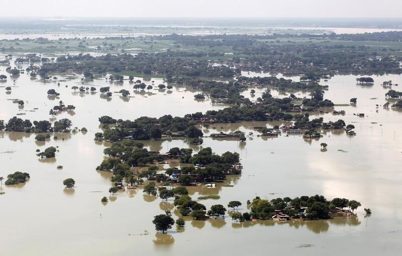 An aerial view of a flooded village on the outskirts of Allahabad, India, August 24, 2016. REUTERS/Jitendra Prakash TPX IMAGES OF THE DAY - S1BETXHAMYAA