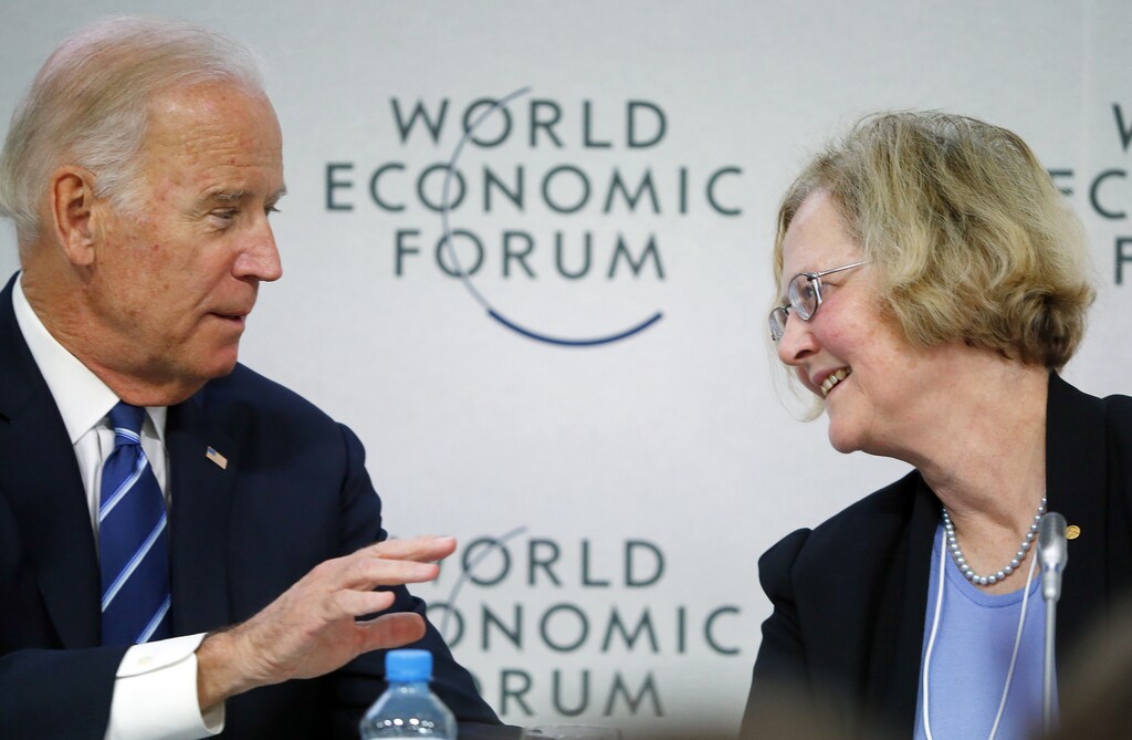 Joe Biden talks with Elizabeth Blackburn, President of The Salk Institute for Biological Studies during the session "Cancer Moonshot: A Call to Action" during the annual meeting of the World Economic Forum (WEF) in Davos, Switzerland January 19, 2016. REUTERS/Ruben Sprich - RTX232U2