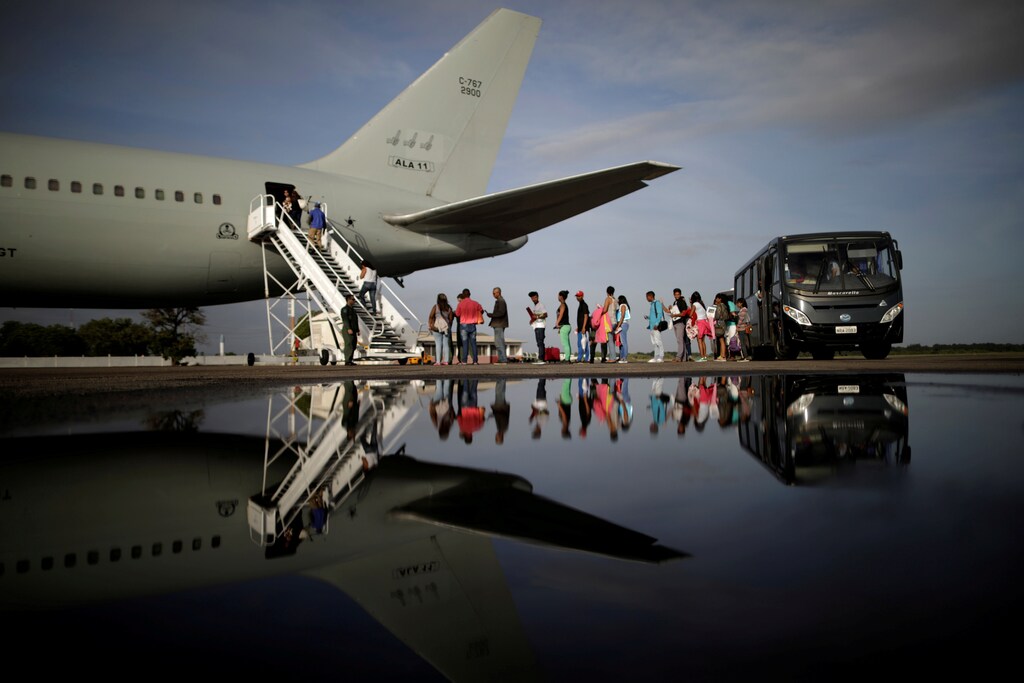 Venezuelan refugees board a Brazilian Air Force plane, heading to Manaus and Sao Paulo, at Boa Vista Airport, Brazil May 4, 2018. REUTERS/Ueslei Marcelino TPX IMAGES OF THE DAY - RC15CD34A440